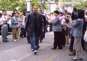 Paraguay team captain Chilavert visits Matsumoto mayor